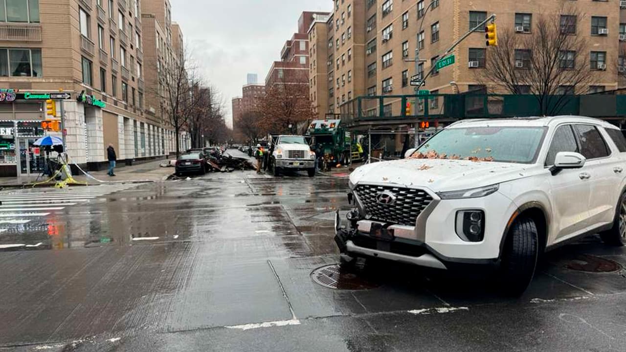 NYPD investiga las causas del accidente ocasionado por un camión de basura donde una mujer perdió la vida en East Harlem.