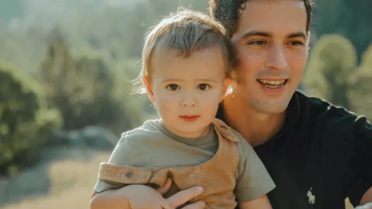 Un niño de dos años y medio identificado como Aeon Tocchini murió tras caerle un árbol en su casa durante la tormenta.