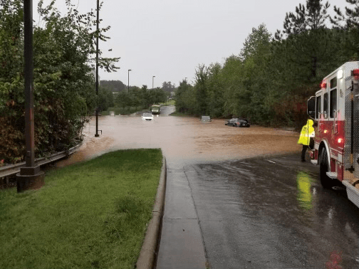 "Hay inundaciones significativas en West Gate y Fast Park Dr., así como un árbol caído en Dixon Drive. Les pedimos a los conductores que busquen rutas alternas y conduzcan con cuidado", dijo RPD en
<a href="https://twitter.com/raleighpolice" target="_blank">Twitter.</a>