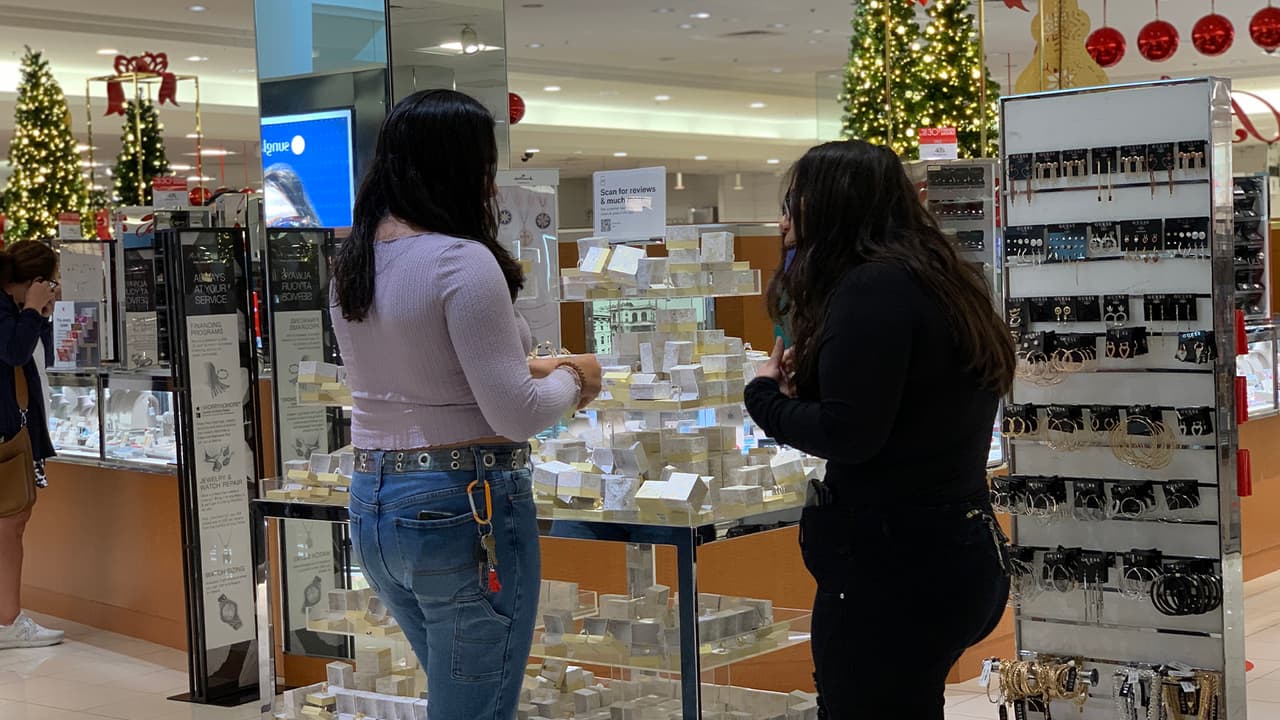 <b>Compara: </b>Mira la calidad y los precios de lo que busques, lo puedes comparar también en 
<a href="https://www.univision.com/local/houston-kxln/black-friday-cyber-monday-compras-recomendaciones-linea-houston-texas-fotos">Internet. </a>