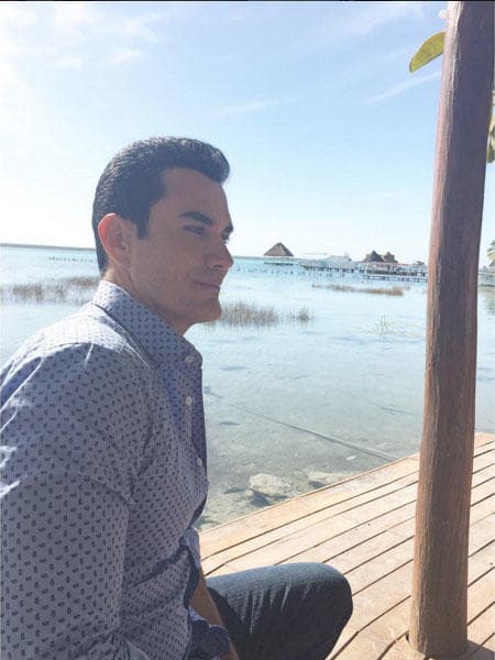 En la cuenta del actor fue publicada una imagen en que, aparentemente, él se mostraba completamente desnudo. Sin embargo, el protagonista de 'La doble vida de Estela Carrillo' aseguró que su cuenta había sido hackeada.