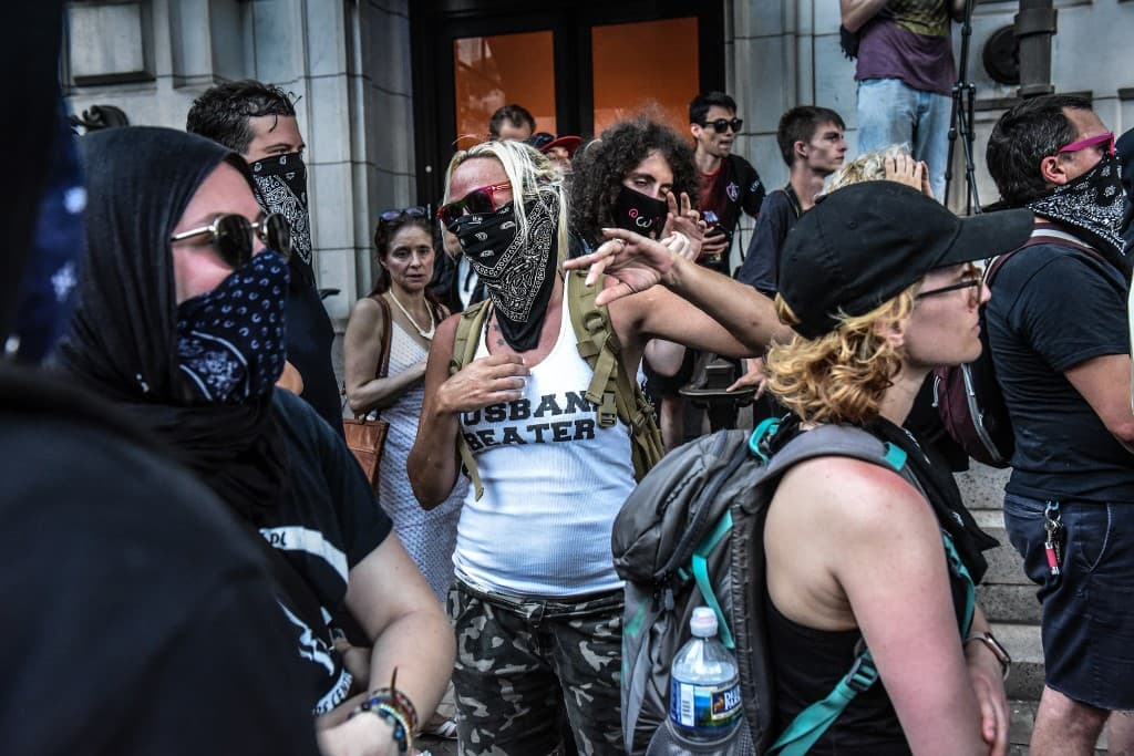 Antifa es la abreviatura de antifascistas. El término se utiliza para definir un amplio grupo de personas cuyas creencias políticas se inclinan hacia la izquierda, a menudo a la extrema izquierda y que no se ajustan a la plataforma del Partido Demócrata.