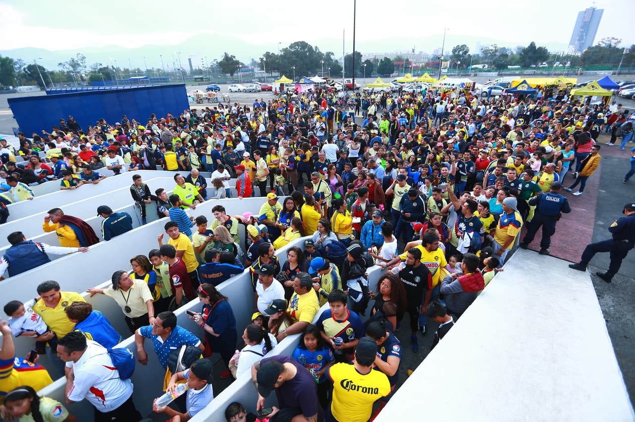 Los fanáticos del América en las afueras del Estadio Azteca esperan por la apertura del inmueble para la Fiesta Azulcrema.