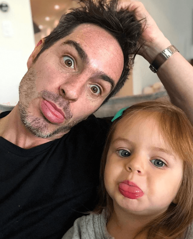 El anuncio lo hicieron en medio de la cuarentena por el coronavirus y las medidas de 
<b>aislamiento social</b>. Debido a eso, Ochmann permaneció en EEUU con Derbez y 
<b><a href="https://www.univision.com/famosos/ni-de-su-papa-ni-de-su-mama-tampoco-de-su-abuelo-la-historia-detras-de-los-ojos-azules-kailani" target="_blank">Kailani, la hija de 2 años</a></b> que procrearon como matrimonio. 
<br>
<br>