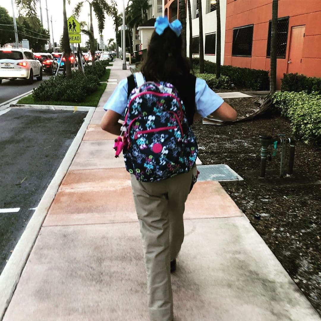 Elyangelica también despidió a su hija Camila, de 11 años, esta semana cuando reaunudó sus actividades escolares: "Y ahí va ella, aprendiendo a volar. Y nosotros siempre detrás, impulsándola. Te amo mi hermosa Camila, disfruta tu nueva etapa".