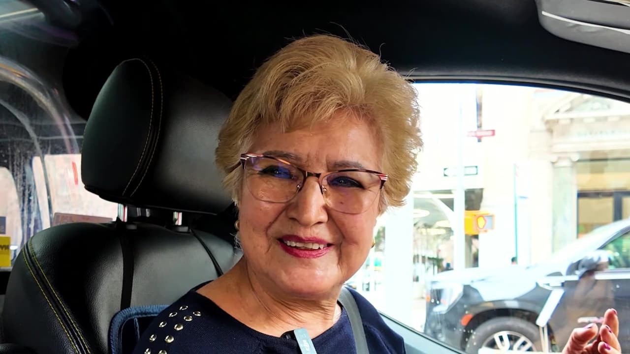 “Trabajo 12 horas al día a los 78 años”: taxista hispana recorre Nueva York desde hace 30 años