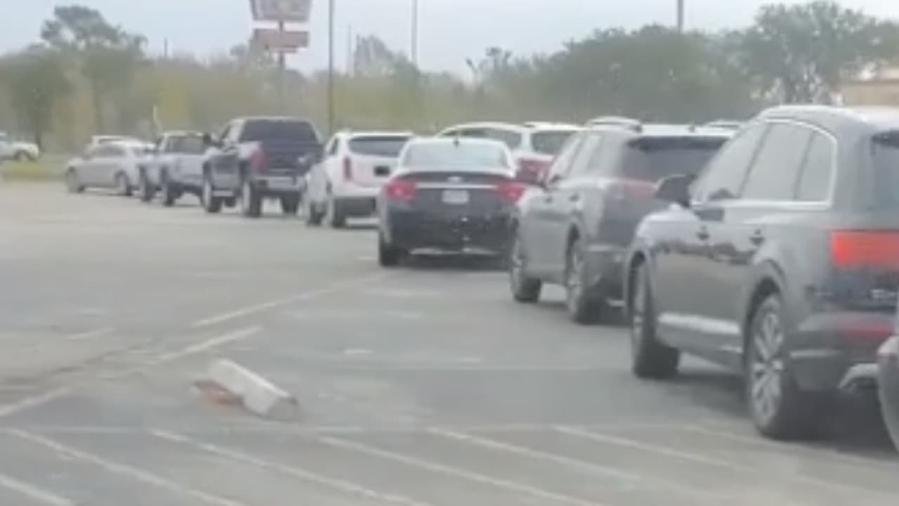 La mujer dijo que su hijo estaba en la cajuela porque había resultado positivo al covid-19.
<br>