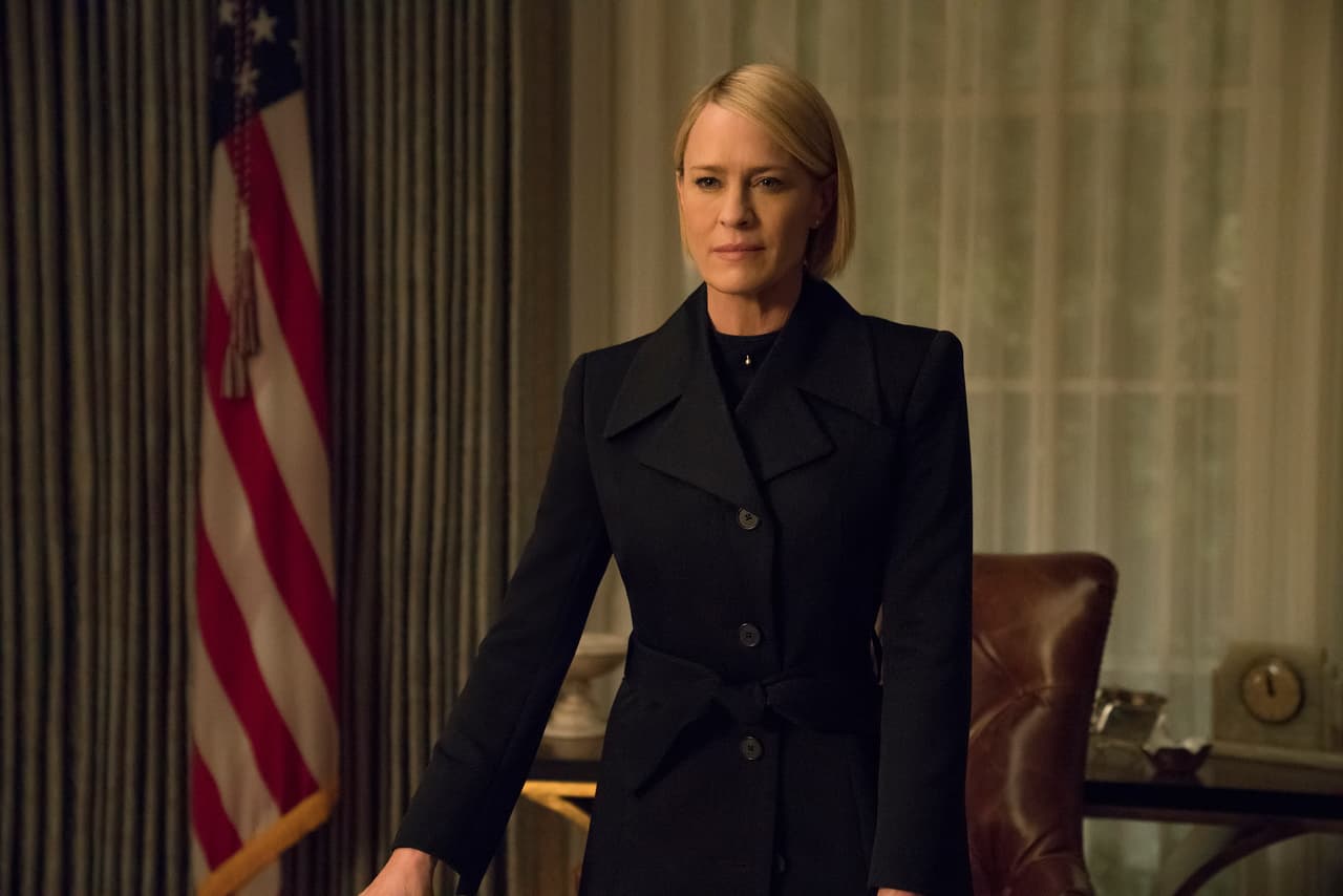 Kevin Spacey y Robin Wright ganaron Golden Globes en la categoría de mejor actor y actriz, mientras que David Fincher obtuvo un Emmy como director por el primer episodio de la serie.