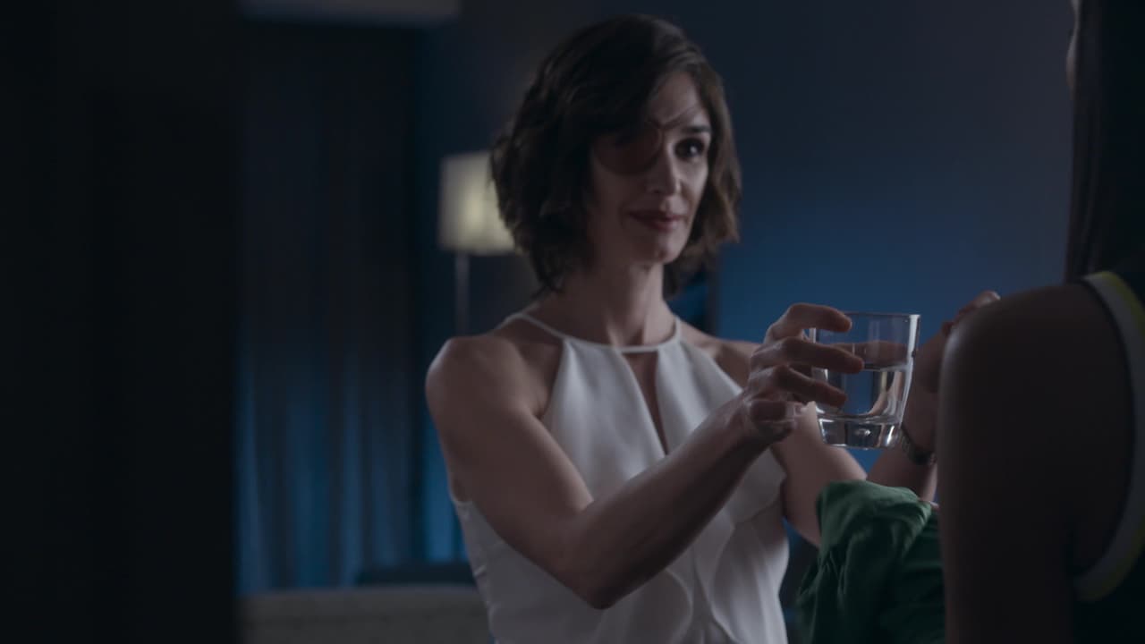 Aunque el plan de Catalina tuvo que posponerse un par de horas, una vez que supo que Leonora y su bebé estaban a salvo regresó con Vicky, le hizo entrega de algunos regalos y la hizo tomar una pastilla haciéndole creer que era ácido fólico.