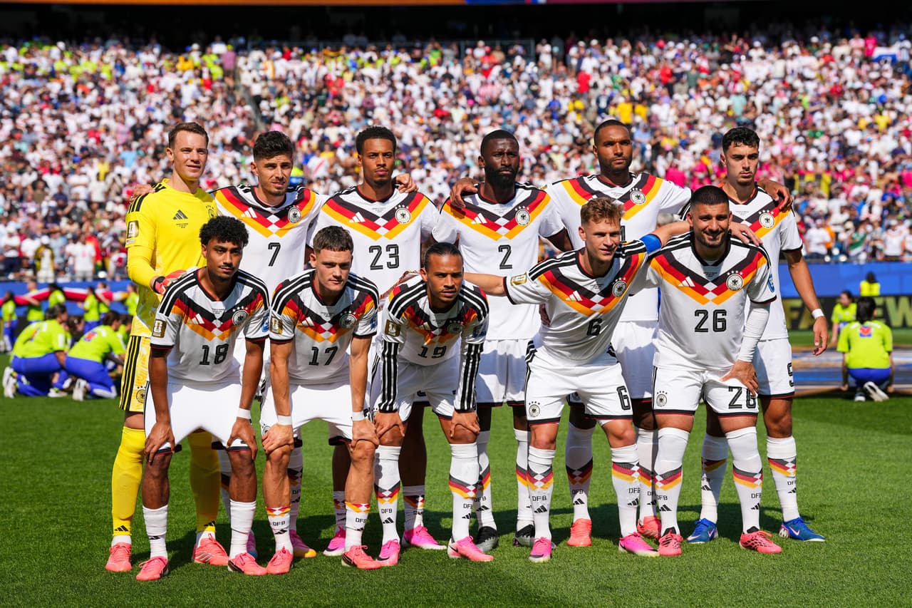 El once inicial de Alemania posa para una foto de equipo antes del partido de dieciseisavos de final de la Copa del Mundo entre Alemania y Paraguay en Foxborough, Massachusetts, cerca de Boston, el lunes 29 de junio de 2026.