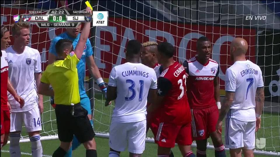 Tarjeta amarilla. El árbitro amonesta a Michael Barrios de FC Dallas
