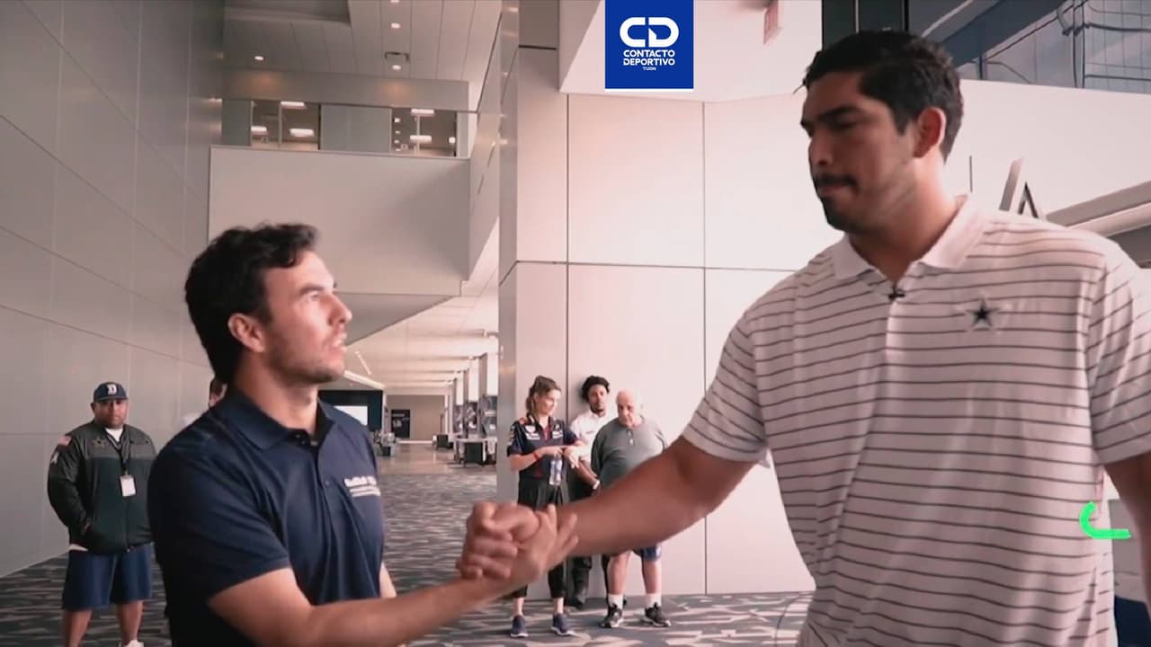 'Checo' Pérez visita instalaciones de Dallas Cowboys guiado por Isaac Alarcón 