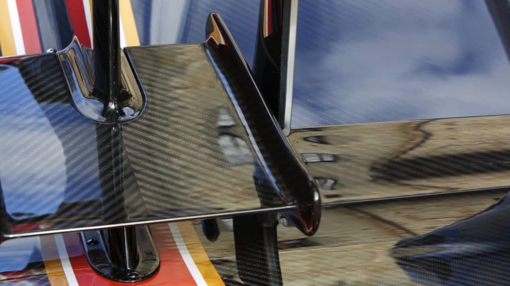 El Pagani Zonda Revolución cuenta con DRS o sistema de reducción de carga en el 
<b>alerón</b> 
<b>trasero</b>, el cual puede usar los algoritmos creados por el equipo de Pagani, o manipulado por el piloto a través de un control en el volante.