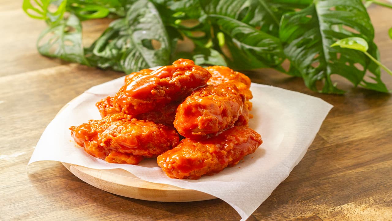 Alitas empanizadas en salsa picante