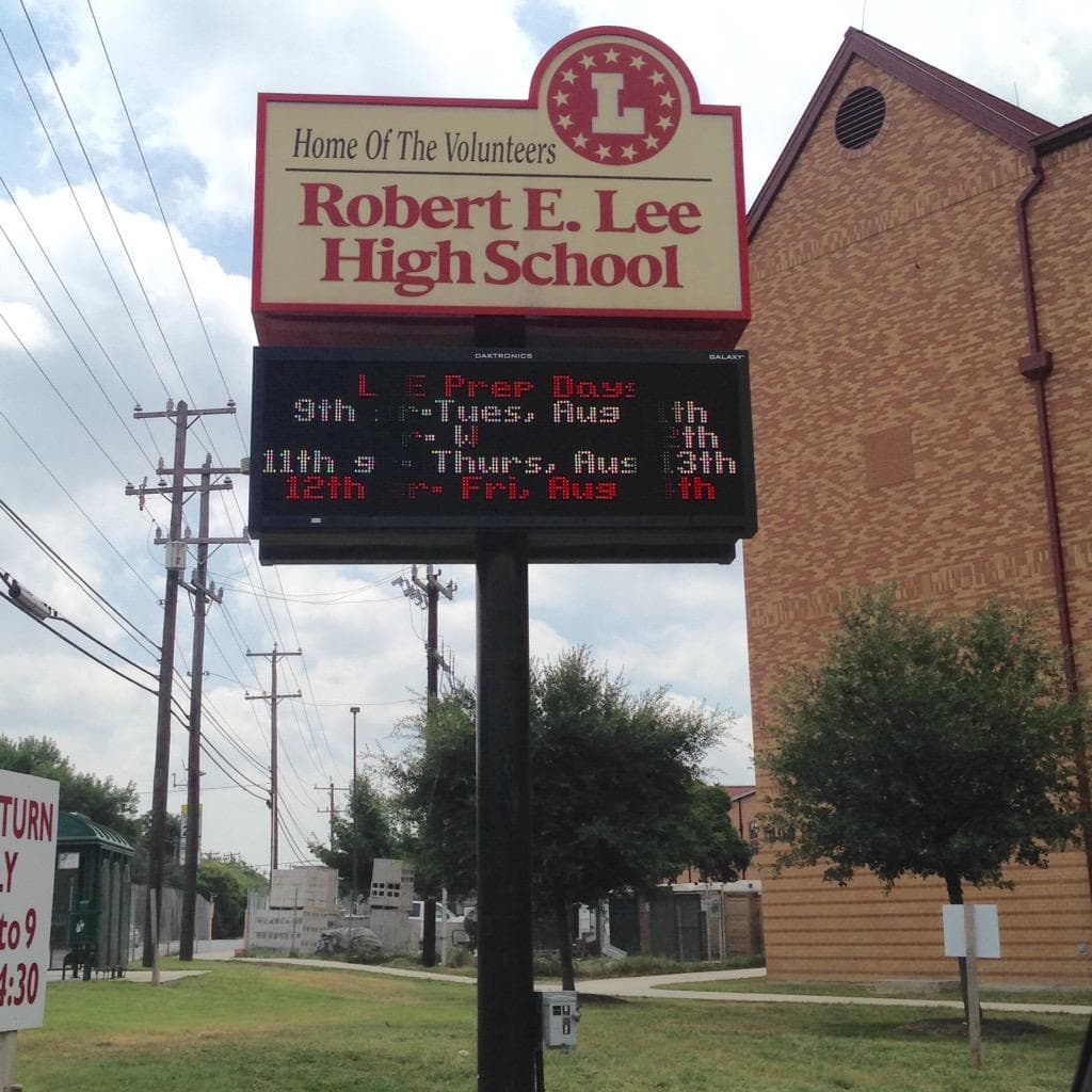 Presentan petición para renombrar la preparatoria Robert E. Lee