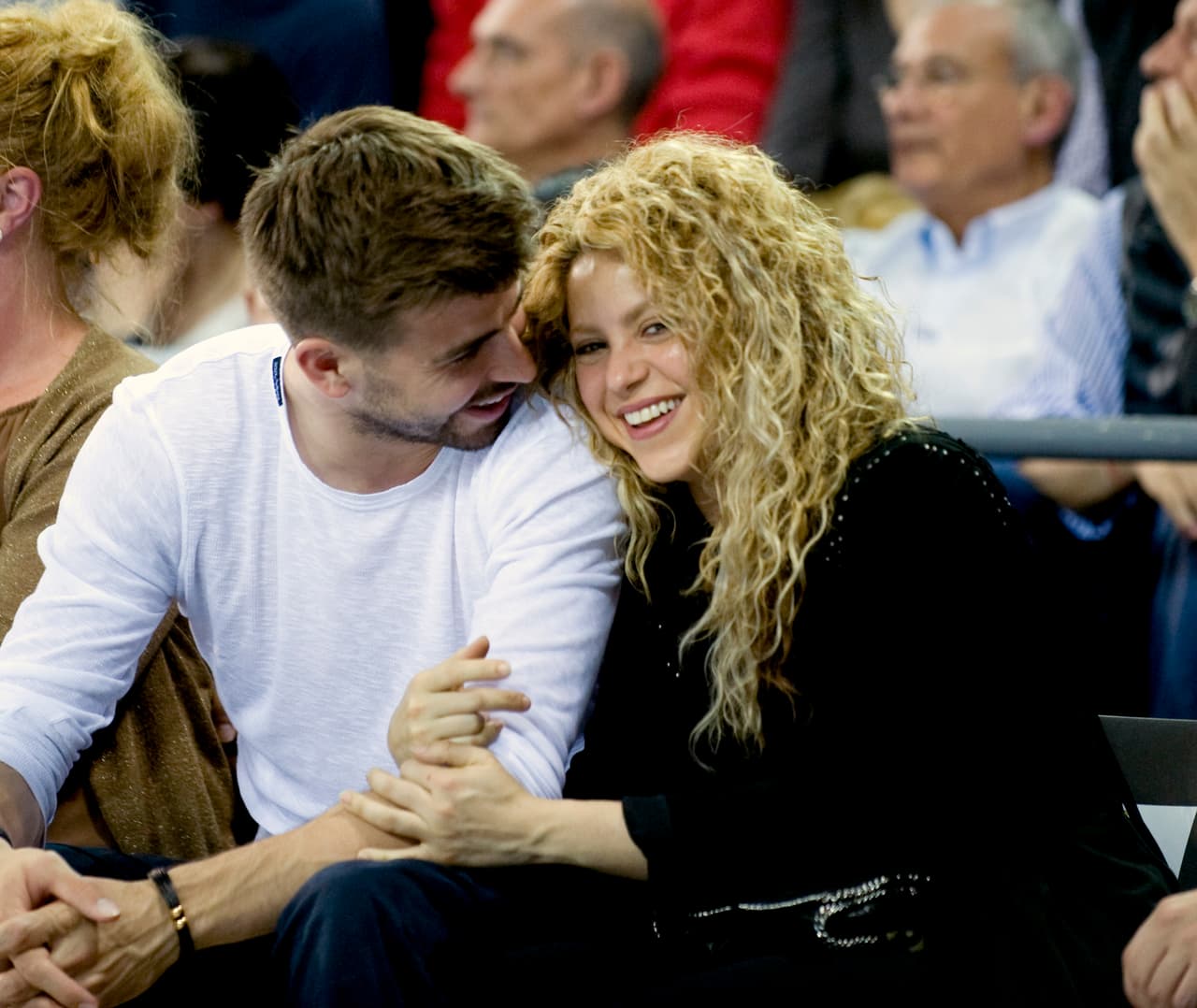 Gerard Pique le explica a Shakira el partido durante los playoffs de la El futbolista Gerard Pique con la cantante colombiana Shakira durante los playofss de la Turkis Airlines Euroleague en el Palau Blaugrana en Barcelona en abril de 2015.
