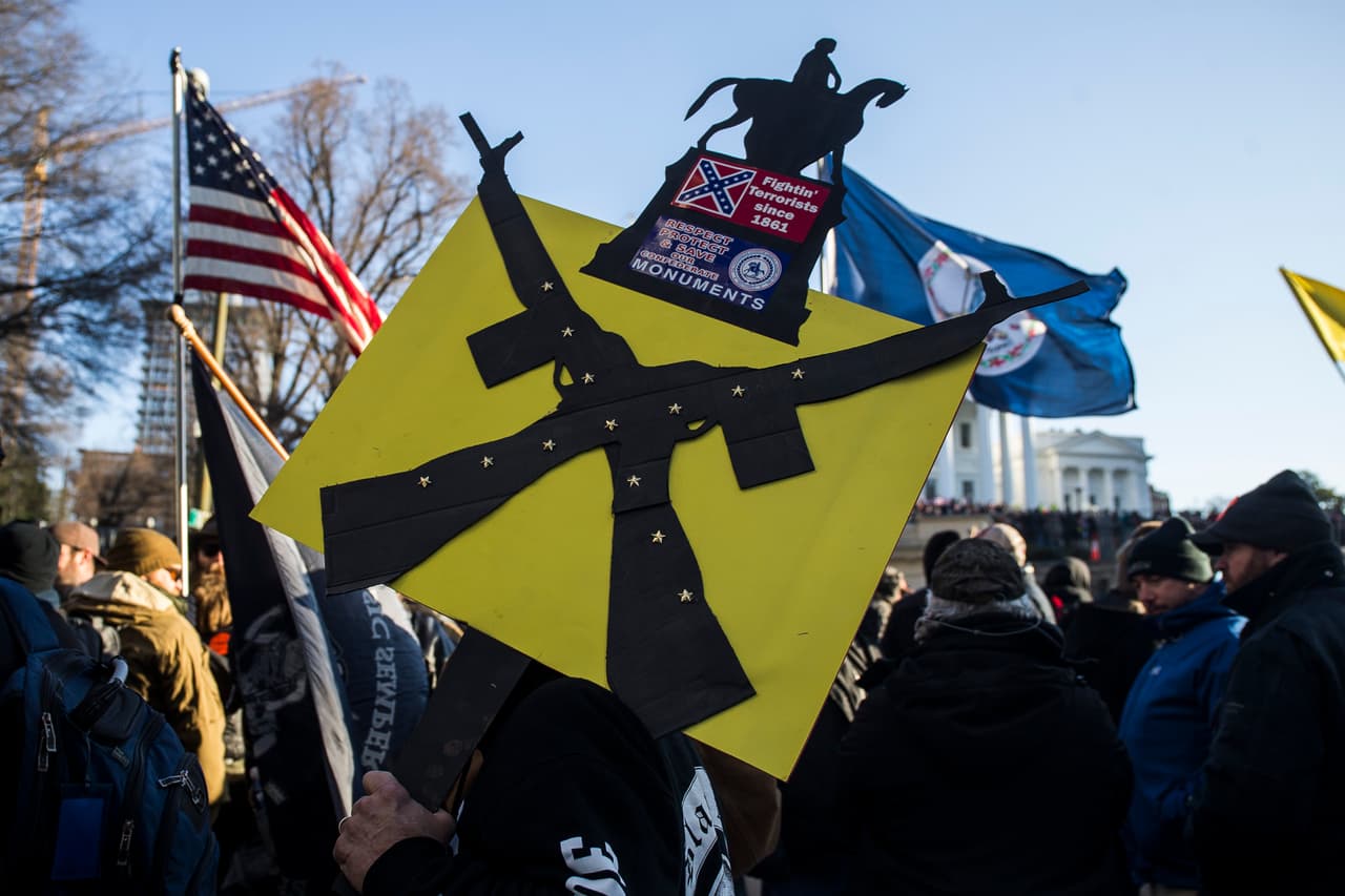 El presidente Donald Trump, aliado del lobby a favor de las armas, expresó su apoyo a los manifestantes el lunes en Twitter: "El Partido Demócrata en Virginia está trabajando arduamente para quitarle sus derechos a la Segunda Enmienda", dijo. "Esto es solo el comienzo. ¡No dejes que suceda", dijo en un tuit en el que aprovechó para pedir el voto para su partido.
<br>