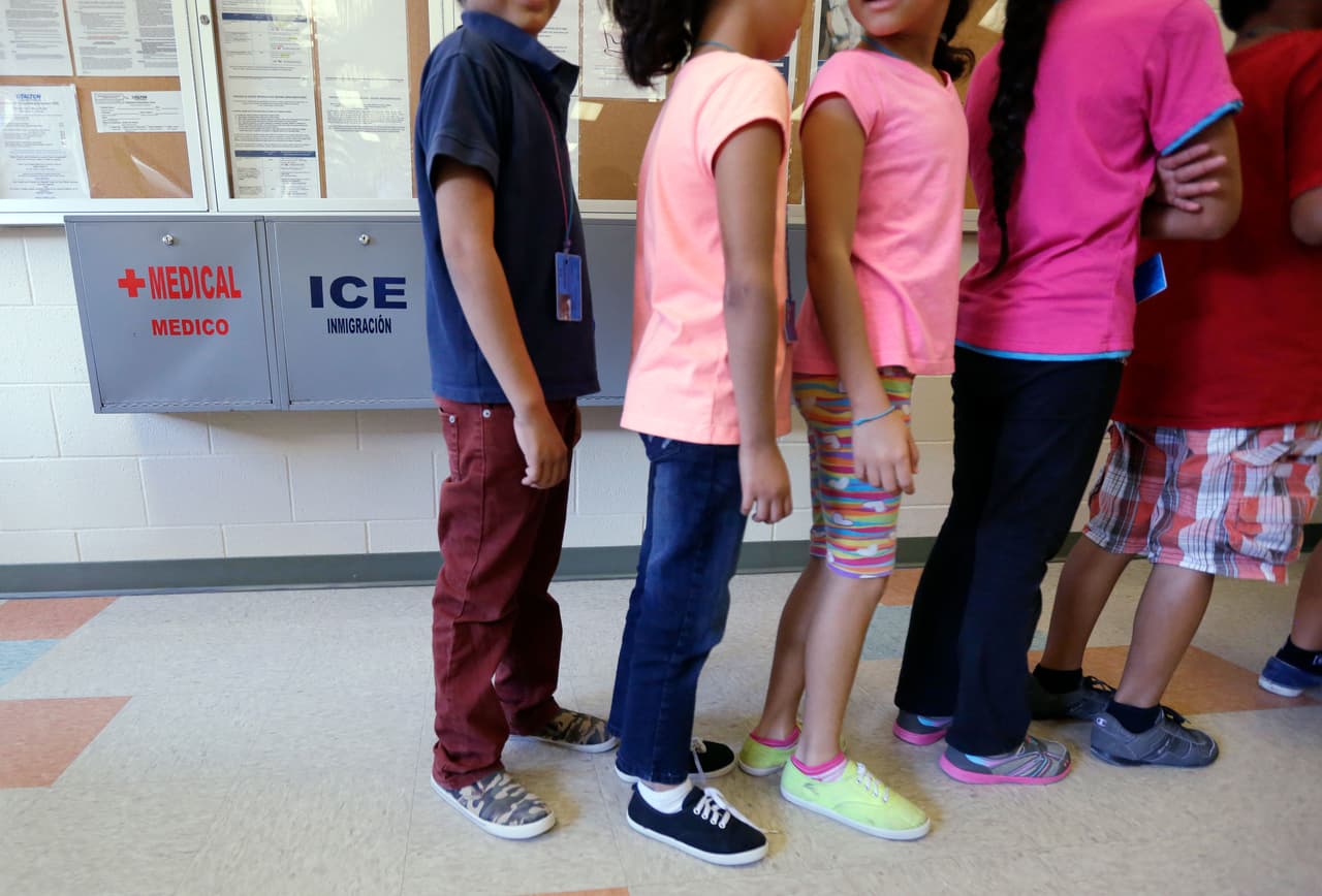 Niños migrantes indocumentados en un centro de detención del gobierno.