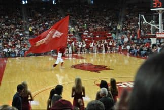 Un hombre ciego encestó de tres puntos y ganó un año gratis de comida rápida