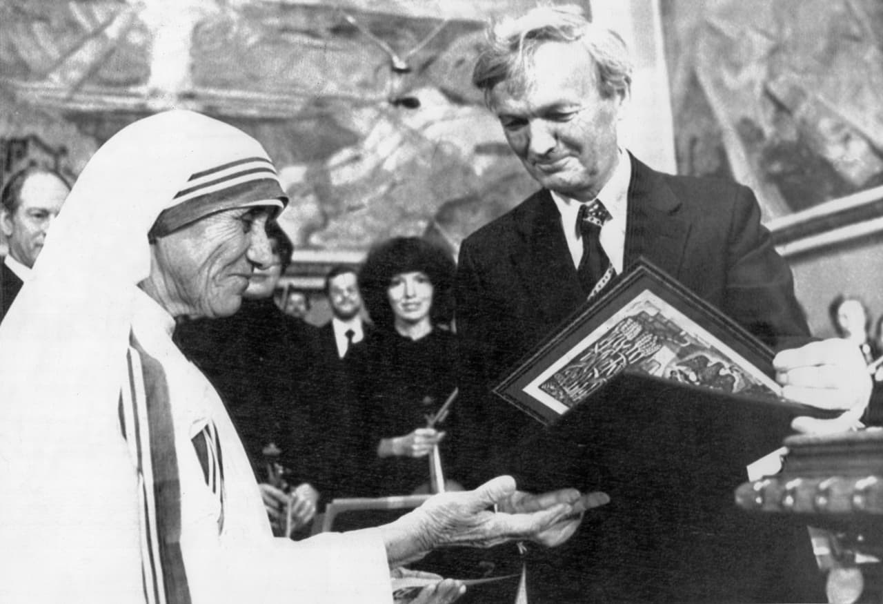 Obtuvo el Premio Nobel de la Paz en 1979 y el más alto galardón civil de la India, el Bharat Ratna, en 1980, por su labor humanitaria. A ellos se sumaron una decena de premios y reconocimientos de primer nivel, tanto nacionales como internacionales. En la foto en el momento que recibe el Nobel, de las manos del presidente del Comité noruego, John Sanners.