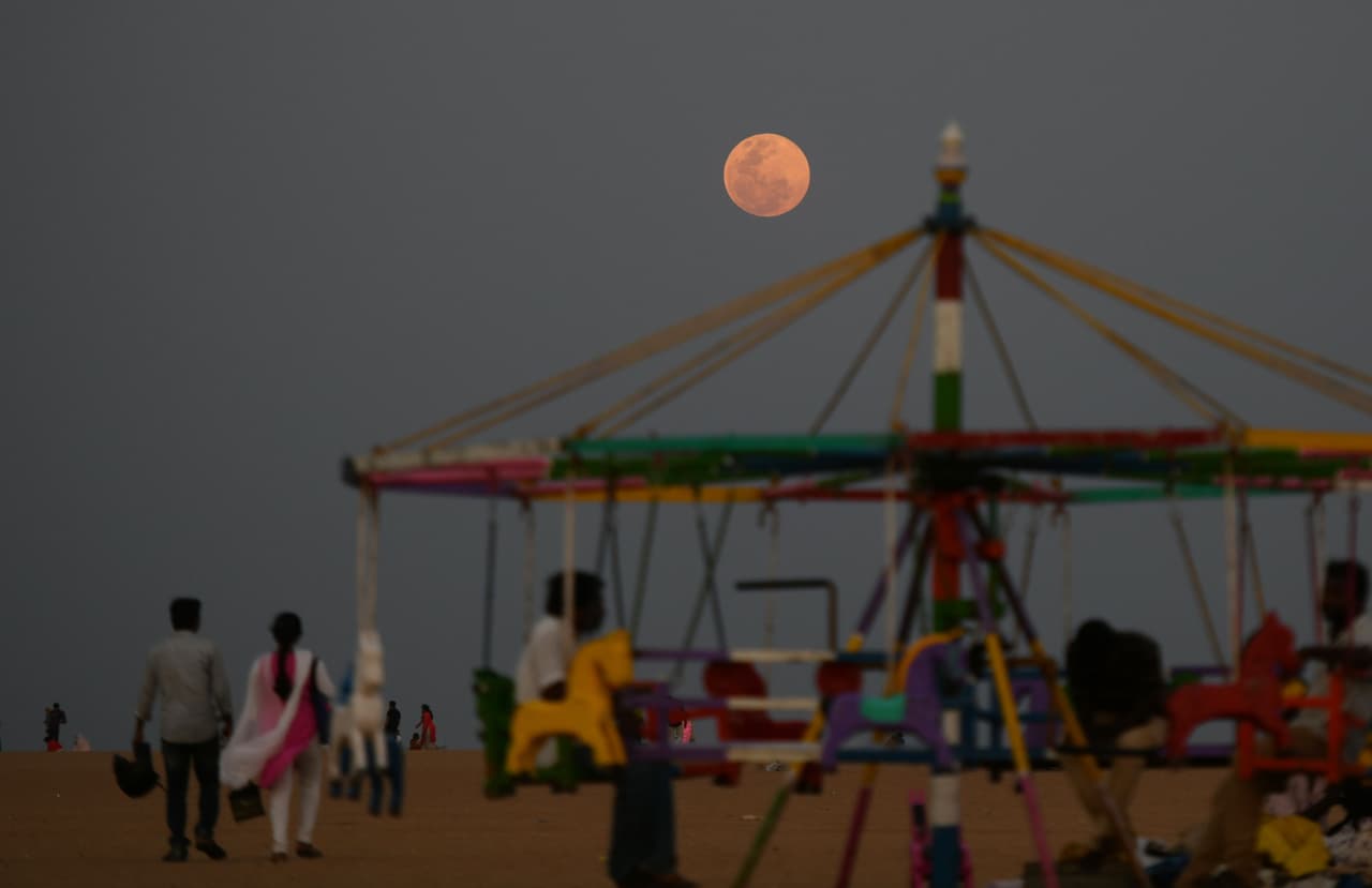 Los residentes de Chennai, India, disfrutan del espectáculo de La Luna llena en su punto más cercano a la Tierra.