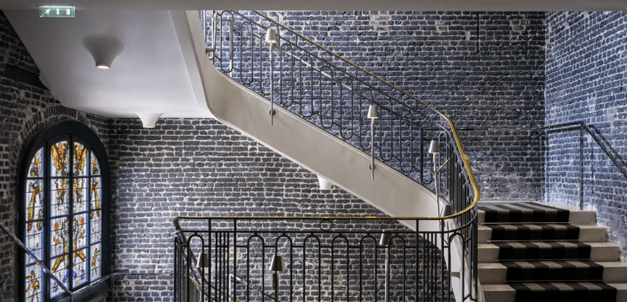 El lujoso hotel de cinco estrellas, Le Royal Monseau, será la casa provisional del astro argentino, pues su salida del Barcelona fue muy repentina. El hotel se encuentra ubicado en 37 Avenue Hoche y fue reformado por el famoso diseñador Philippe Starck. El Parque de los Príncipes se encuentra a tan solo 15 minutos del inmueble.