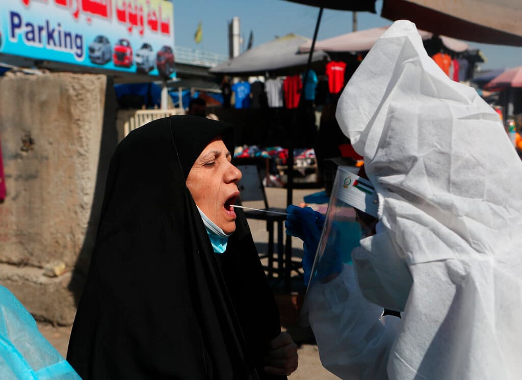 Este es el viaje 33 del Papa durante su pontificado y se produce en medio de la pandemia mundial de 
<a href="https://www.univision.com/temas/coronavirus">covid-19</a> que ha obligado a Irak a establecer toques de queda y restricciones. 
<b>Casi 4,000 se han contagiado en los últimos días</b> respecto a los pocos centenares de las semanas anteriores, según datos del gobierno. Las pruebas de contagio se han incrementado, como la que se aprecia en la fotografía en el mercado de Shurja en Bagdad.