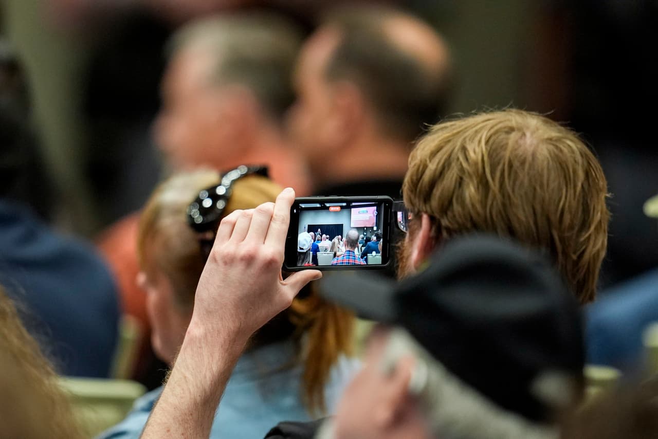 Por las controversias que han rodeado a Taylor Greene y su abierto apoyo a la administración del presidente Donald Trump, 
<b>para el evento se contó con seguridad reforzada. </b>
<br>