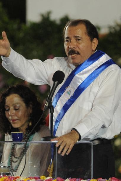 10 de enero. Daniel Ortega asumió la presidencia de Nicaragua por tercera vez en menos de 30 años. El ex comandante del Frente Sandinista de Liberación Nacional (FSLN) gobernó por primera vez en 1979, cuando una revolución derrocó el regimen de Anastasio Somoza. En 1990 Ortega convocó a elecciones y las ganó la opositora Violeta Chamorro. El FSLN domina la Asamblea Legislativa y mantiene estrechas relaciones con el presidente Hugo Chávez, de Venezuela; Raúl y Fidel Castro, de Cuba; Evo Morales, de Bolivia; y, Rafael Correa, de Ecuador, todos ellos de izquierda.