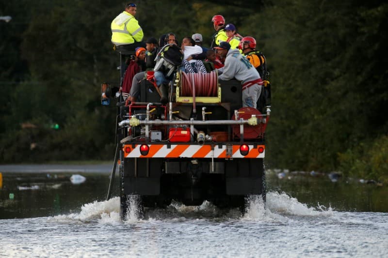 Un grupo de evacuados a causa de las inundaciones, que según el gobernador McCrory siguen siendo "extremadamente peligrosas" en zonas como Lumberton a dos días del paso del huracán. Las autoridades advirtieron que hay probabilidad de inundaciones repentinas hasta el viernes. (REUTERS/Carlo Allegri)