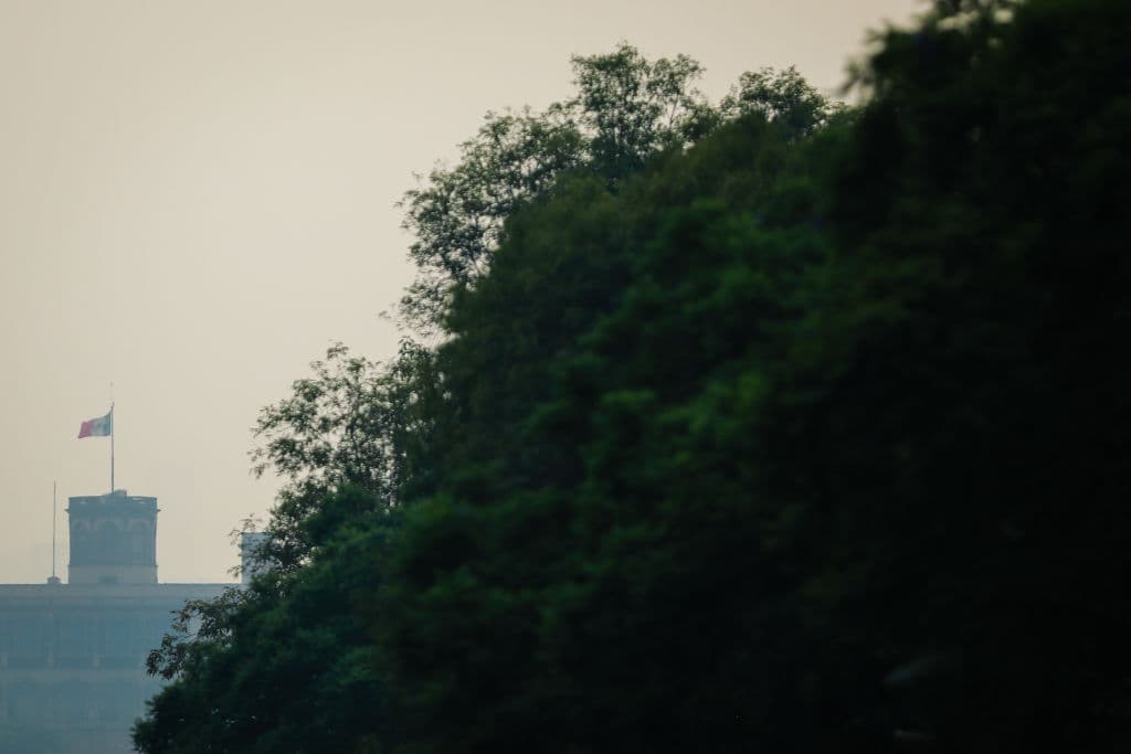 Entre una bruma amarillenta se ve al fondo el Castillo de Chapultepec en la CDMX en esta instant谩nea tomada el 14 de mayo. Las autoridades ordenaron cerrar moment谩neamente el Bosque de Chapultepec donde adem谩s de amplias 谩reas verdes hay juegos infantiles, un zool贸gico, lagos de remo y amplias 谩reas verdes.
<br>