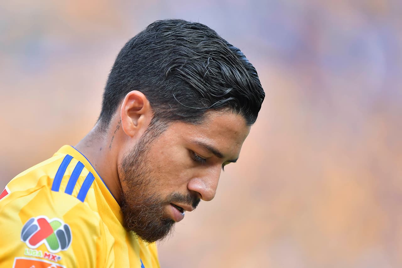 Javier Aquino vuelve al entrenamiento con una peculiar máscara