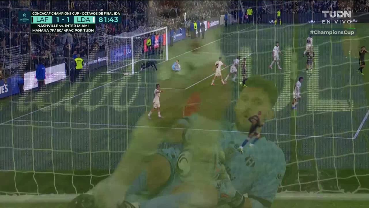 ¡TIRO ATAJADO! disparo por Denis Bouanga.