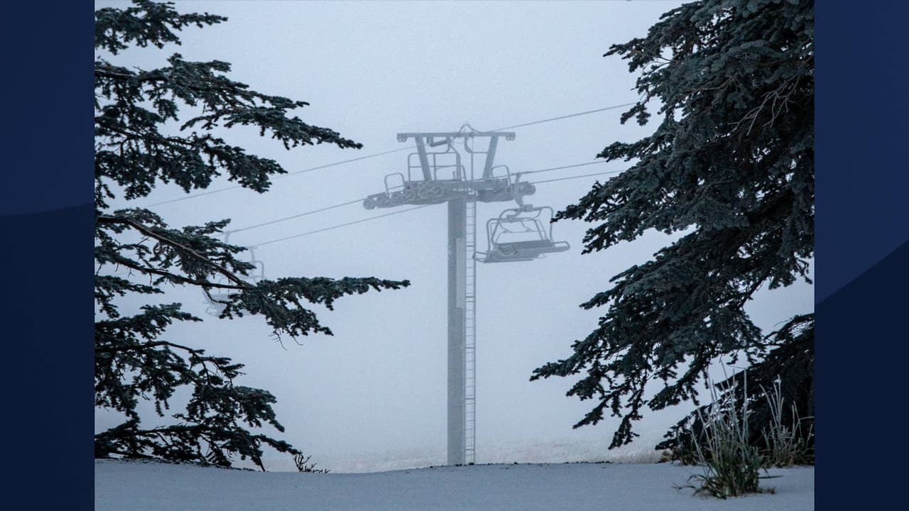 ¿Dónde está esto?Arizona Snowbowl está ubicado en San Francisco, Arizona, a solo siete millas de Flagstaff, a dos horas de Phoenix y a 70 millas del Gran Cañón. El complejo abrió sus puertas en 1938 y es una de las áreas de esquí más antiguas del país.