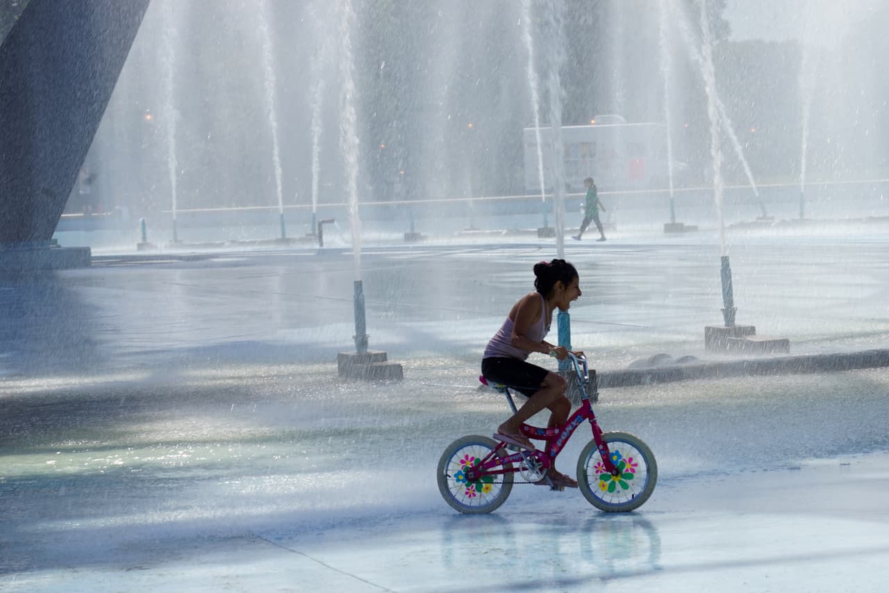 ¿Qué mejor que un paseo en bicicleta entre medio del agua?