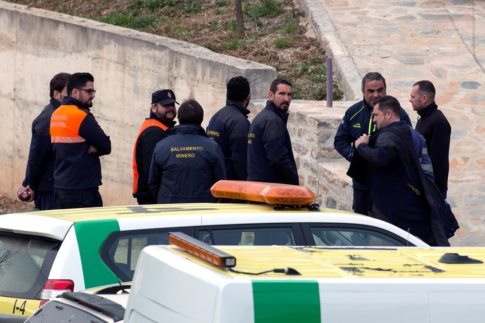 Los mineros que deben encontrar al niño deberán picar la piedra que los separa del lugar donde se cree que está Julen. Los rescatistas trabajarán de dos en dos utilizando un pico, una pala y un martillo de 17 libras (8 kilos).