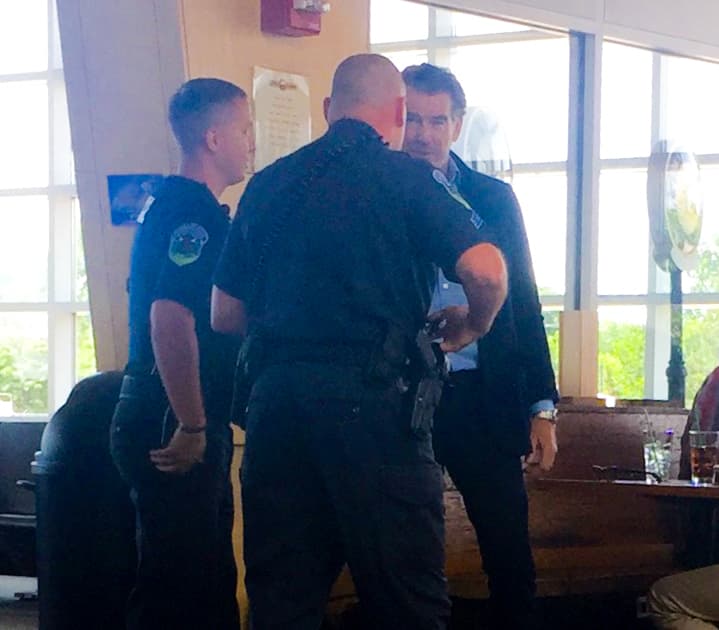 Pierce Brosnan la pasó muy mal en aeropuerto internacional de Burlington, en Vermont.