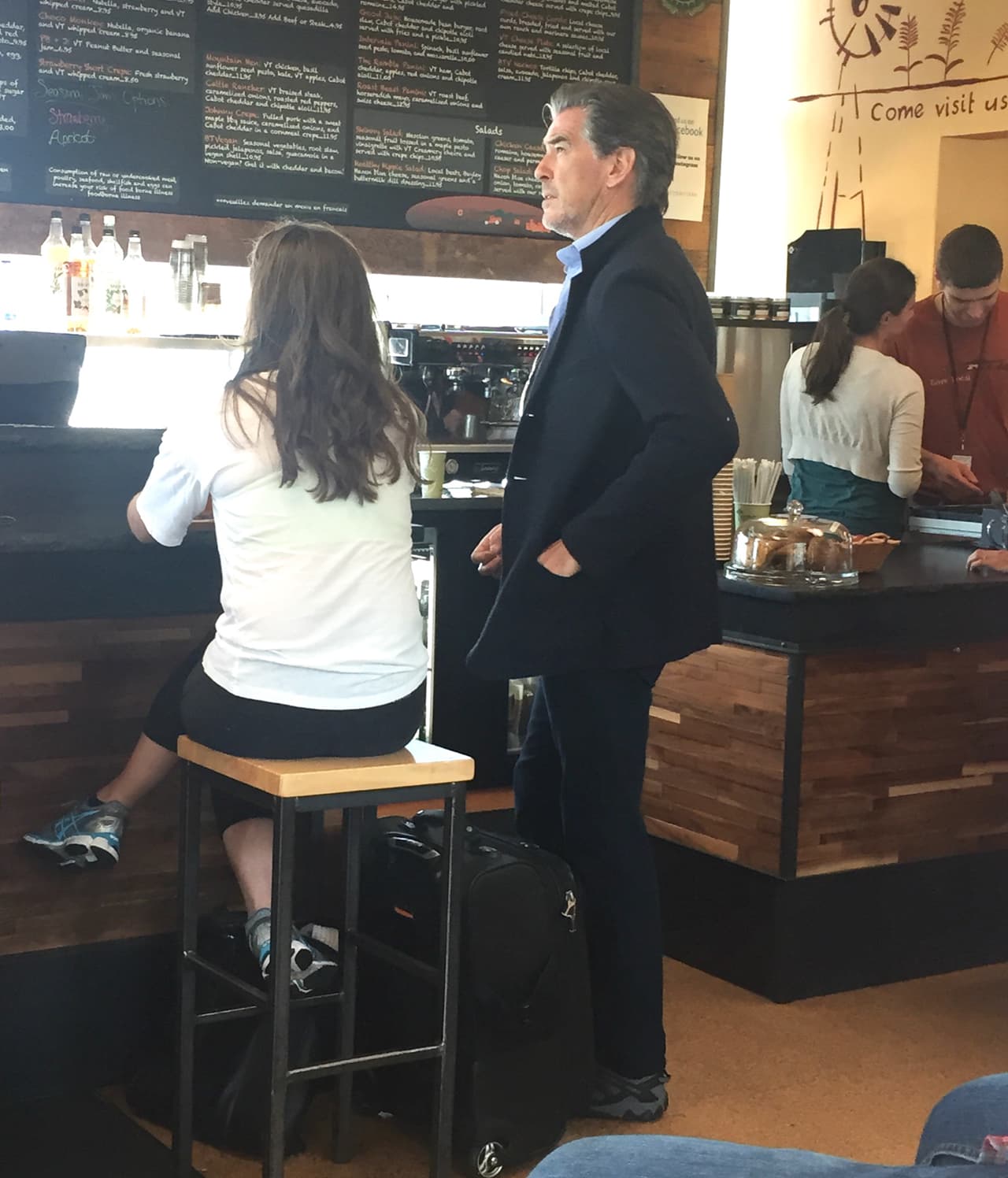 La policía del lugar lo detuvo, justo cuando pretendía entrar con un cuchillo de caza.