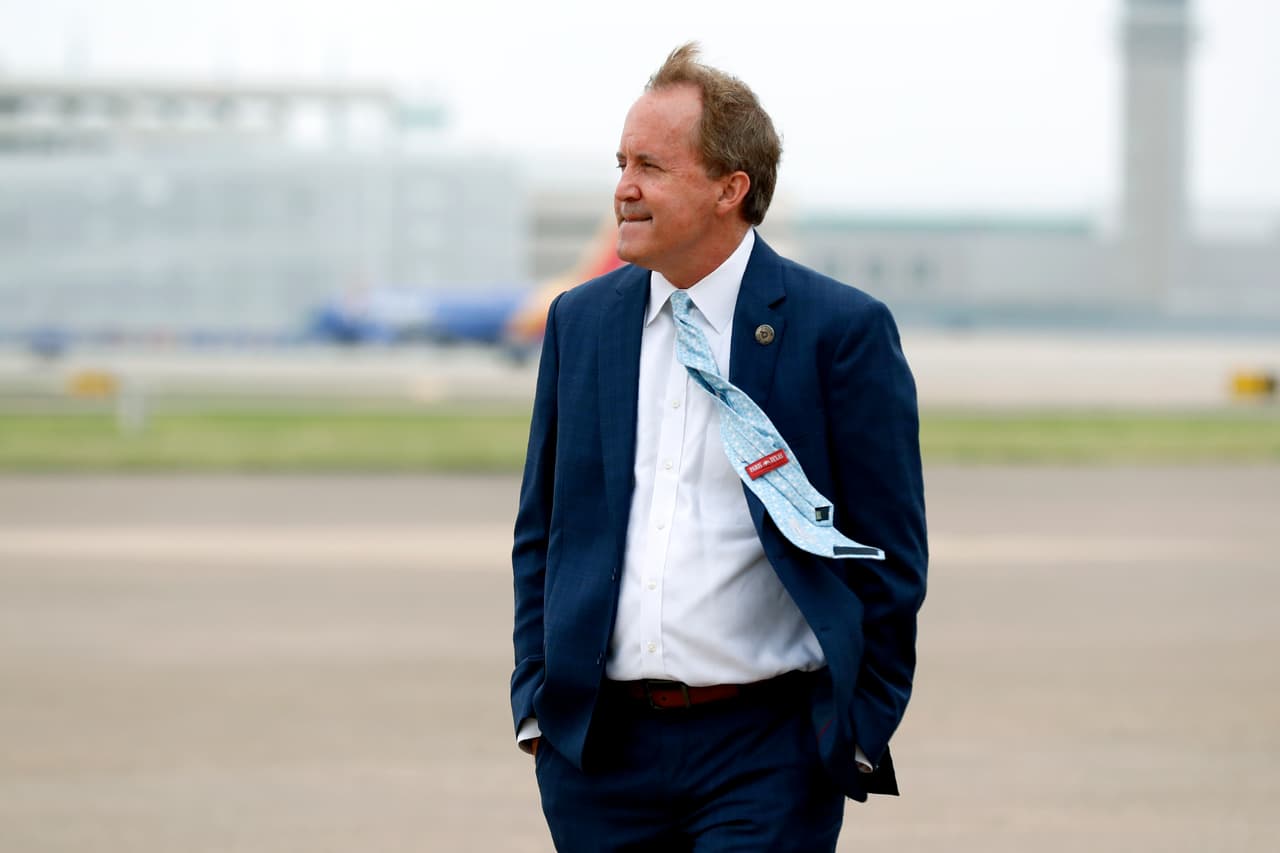El Fiscal General de Texas, 
<b>Ken Paxton</b>, 
<a href="https://www.univision.com/local/houston-kxln/elecciones-estados-unidos-2020/el-fbi-investiga-al-fiscal-de-texas-ken-paxton-por-sobornos-y-abuso-de-poder">que actualmente está siendo investigado por corrupción y abusos de poder por el FBI</a>, ha dicho que presentará cargos contra quienes hayan incurrido en el "fraude" aunque no se ha presentado ningún tipo de evidencia.