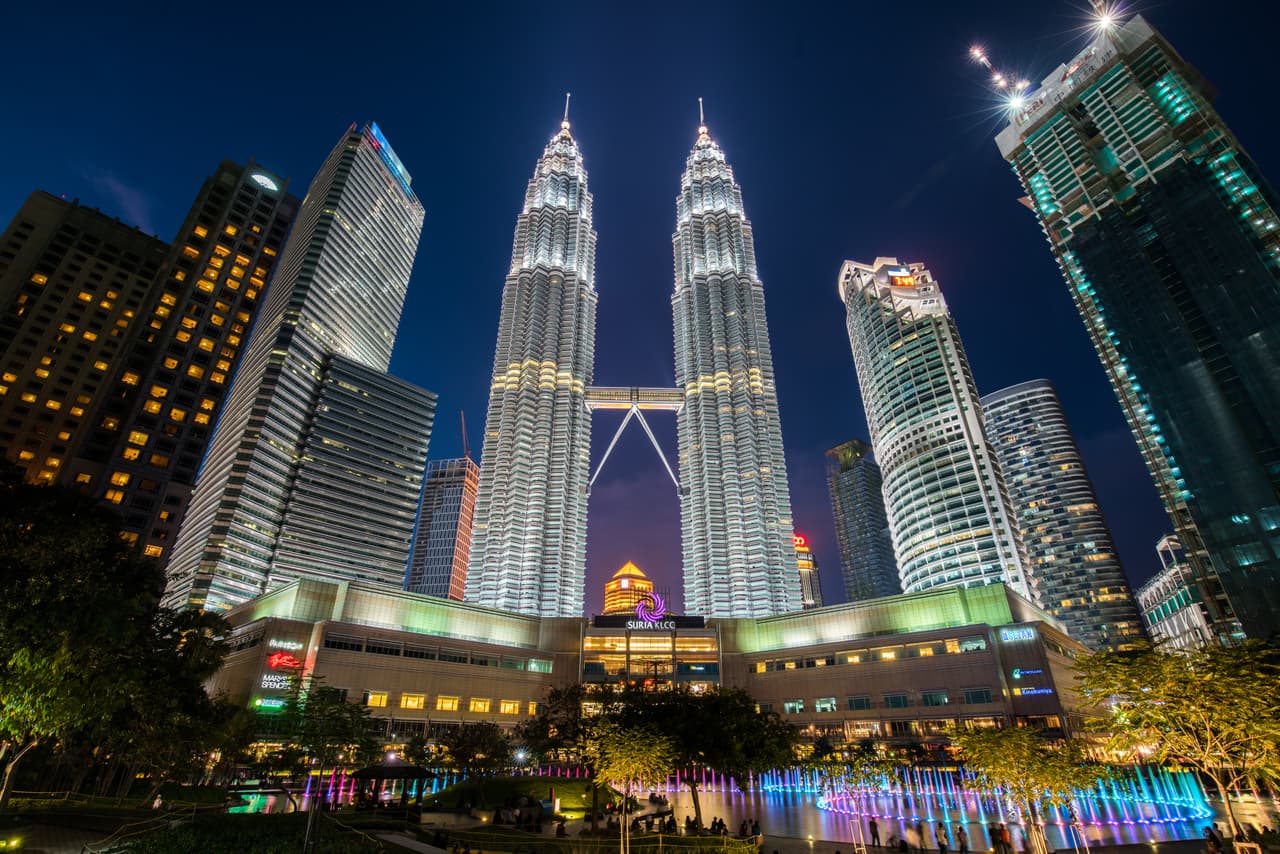 <b>Puesto 15.</b> 
<b>Torres gemelas Petronas, Kuala Lumpur, Malasia.</b> Este complejo de dos edificios de oficinas tiene una altura de 1,483 pies (451.9 metros) y 88 pisos. Fue inaugurado en 1988.