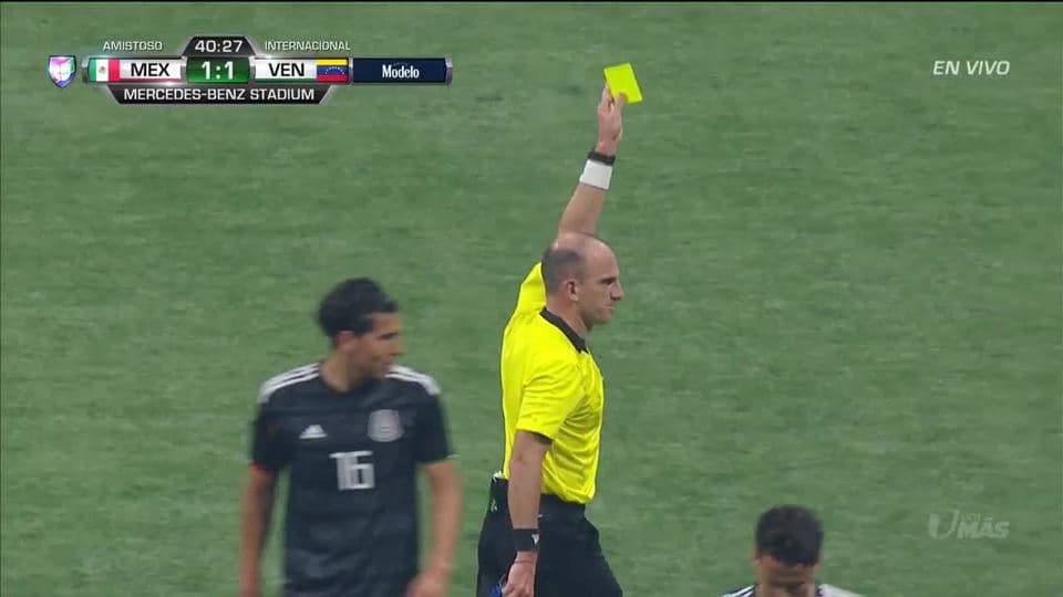 Tarjeta amarilla. El árbitro amonesta a Erick Gutiérrez de Mexico