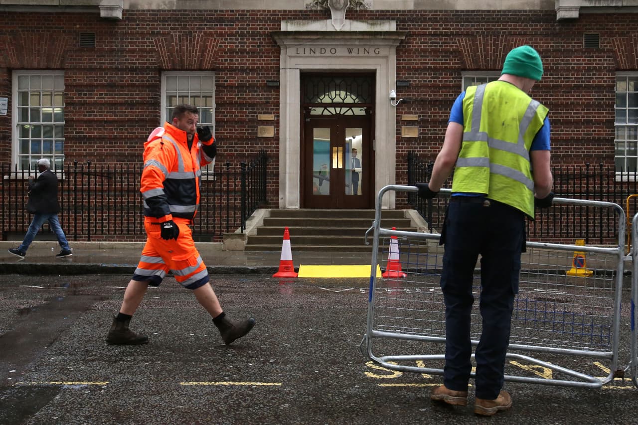 Hasta que finalice el mes está prohibido estacionarse al sur de la calle Wharf y frente a la clínica que es parte del reconocido hospital. Exactamente unos 29 carros tendrán que aparcar en otro lado.