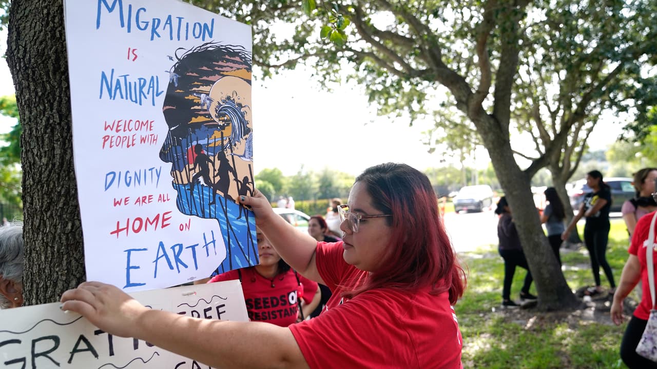 Unas 600,000 personas se han visto beneficiadas por DACA. El programa les permite pedir una licencia de conducir, trabajar legalmente y tener seguridad social, entre otros beneficios.
<br>