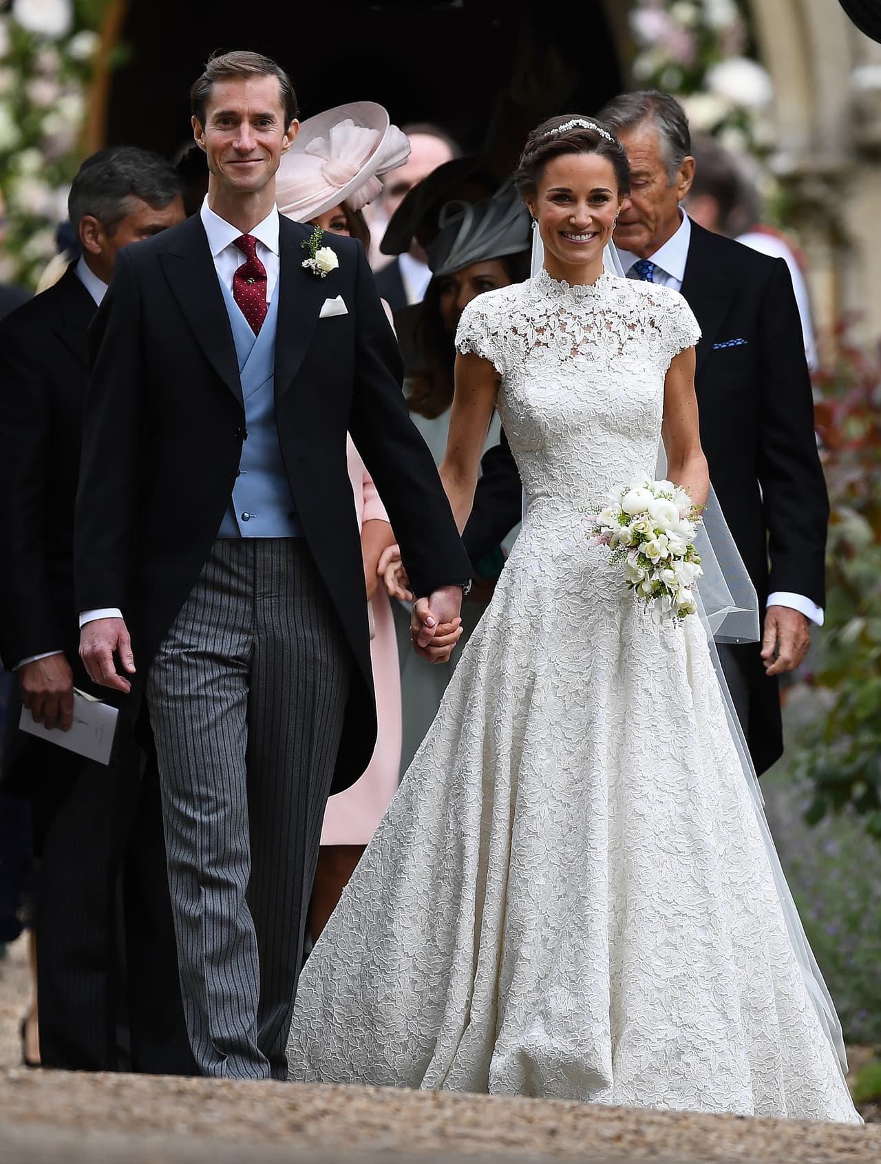 Otro diseño de él fue el 
<b><a href="https://www.univision.com/entretenimiento/realeza/primeras-imagenes-de-la-boda-de-pippa-middleton-junto-a-su-hermana-video" target="_blank">vestido de novia de Pippa Middleton</a></b>, hermana de la esposa del príncipe William. 
<br>