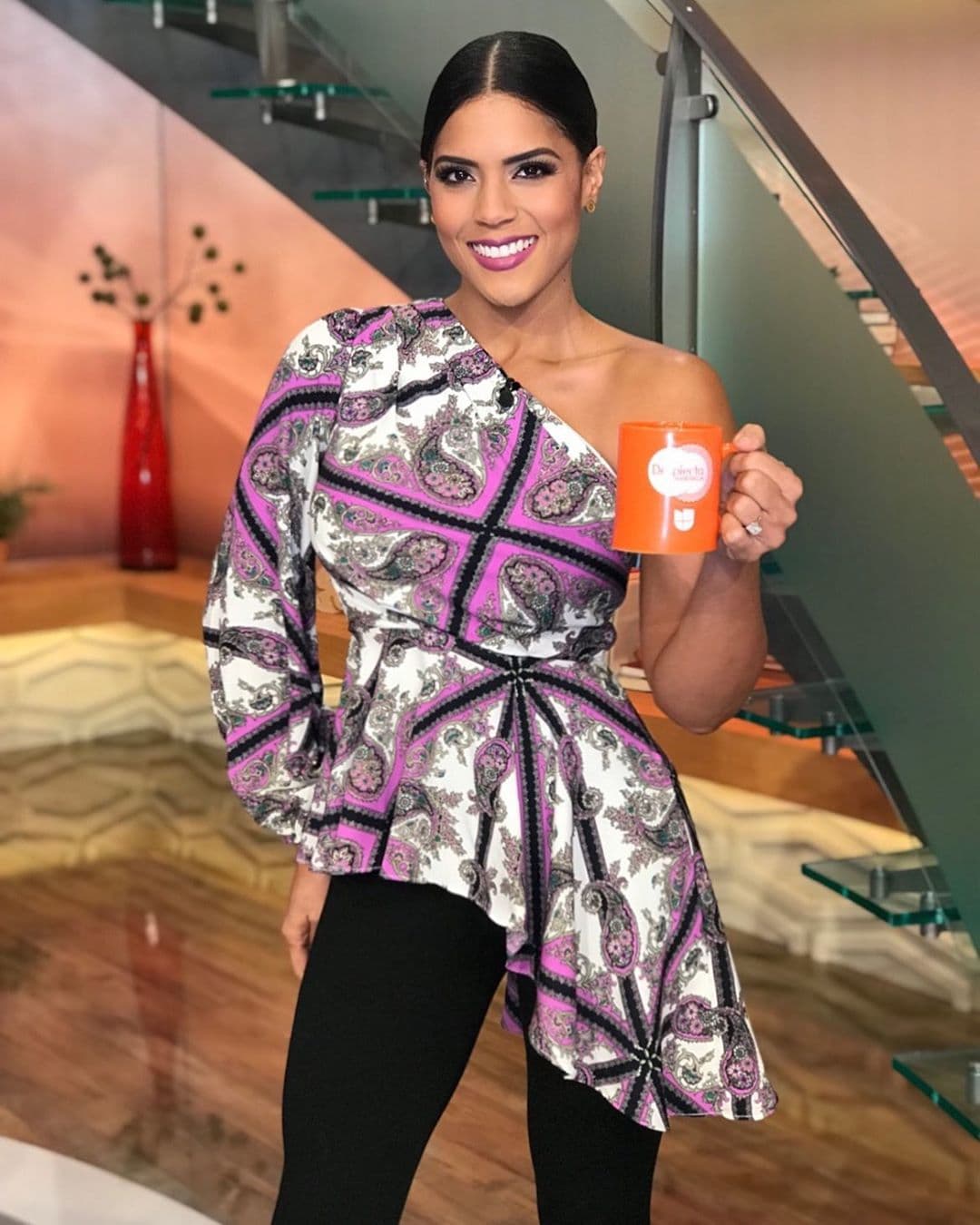 La asesora fashionista refirió que este tono vibrante es uno de los preferidos de la temporada en todas sus variantes, que van desde el lila, lavanda hasta tonalidades más intensas como el uva.