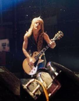 Randy Rhoads fue guitarrista de Quiet Riot y Ozzy Osbourne. El 19 de marzo de 1982 estaba de gira en bus por Estados Unidos y tenía una fuerte resaca producto de una fiesta en la que había estado la noche anterior. El conductor del bus se detuvo en Leesurg, Florida, y alquiló un avión Beechcraft F35 para divertirse un rato. El piloto pasaba volando a toda velocidad por encima del bus para asustar a los ocupantes que todavía dormían. En el tercer pase, un ala del avión golpeó el bus y Rhoads y Rachel Youngblood, la maquilladora del grupo, salieron despedidos por una de las ventanas del avión a una velocidad aproximada de 150 millas por hora (240 km/h).