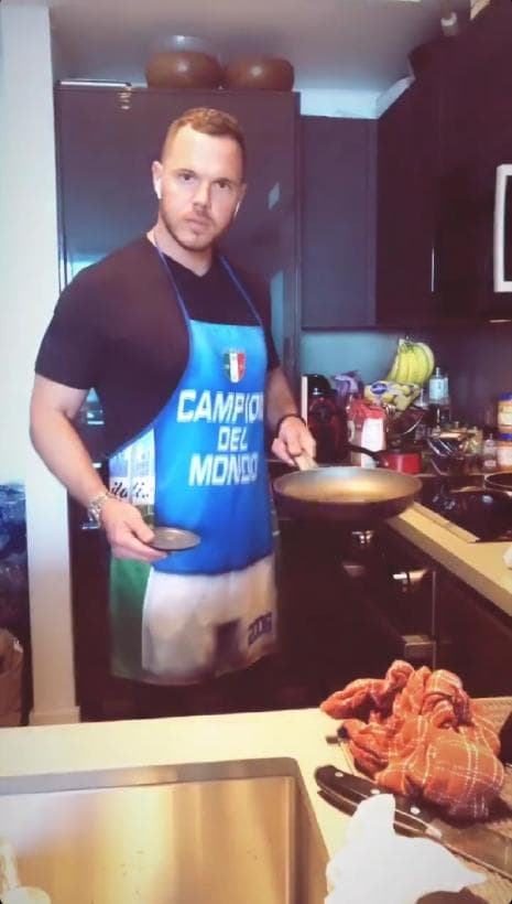 En el romántico texto que le dedicó a su futuro esposo se lee lo siguiente: "Que Dios te continúe bendiciendo más de lo que lo ha hecho. Te mereces lo mejor de este mundo por tu alma tan noble, pura, generosa. Tu iluminas la vida de todos los que tienen la oportunidad de conocerte porque siempre estás dispuesto a dar amor y a extender la mano a quienes la necesitan"