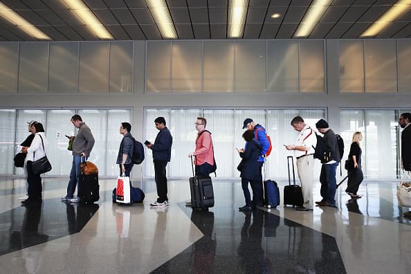 Empleados del aeropuerto O'Hare anuncian que irán a la huelga después de Acción de Gracias