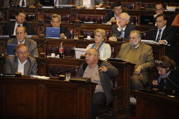 Fueron más de 14 horas de debate parlamentario. El Frente Amplio no logró los 50 votos necesarios para aprobar la iniciativa.