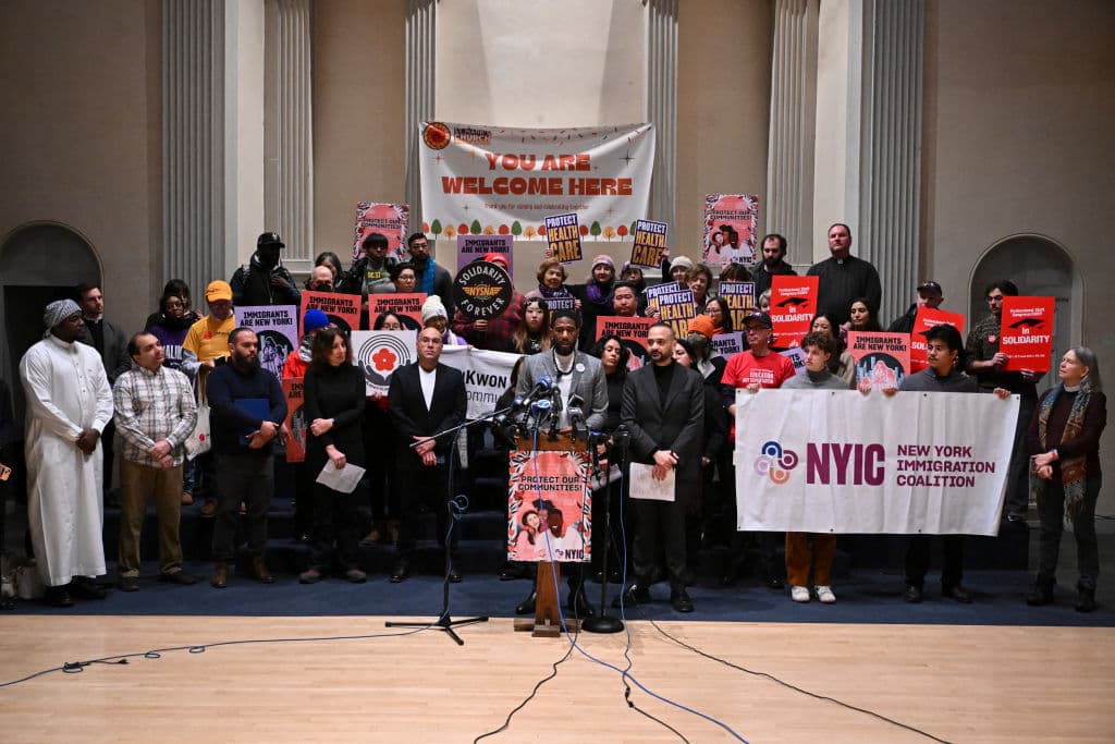 Organizaciones civiles y funcionarios de Nueva York protestaron este jueves contra la nueva directiva federal que permite a agentes del Servicio de Inmigración y Control de Aduanas (ICE) realizar operativos en lugares considerados anteriormente como sensibles, incluyendo escuelas, hospitales e iglesias.